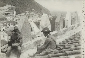 Dos soldados fotografiados en el techo de la iglesia de Monreale, 1910